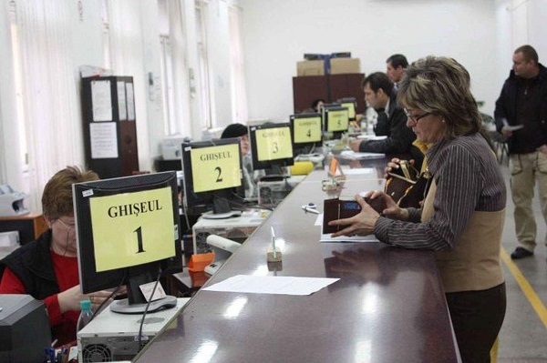 Funcționari publici la birou
